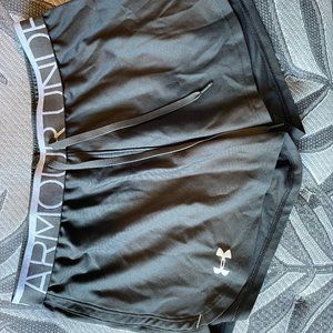 UNDER ARMOUR SHORTS - SIZE MEDIUM